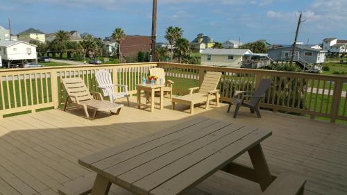 PRIVATE BEACH -- AWAY FROM THE CROWDS - Ocean Views -Short drive to MOODY GARDENS, SCHLITTER BAHN, PLEASURE PIER