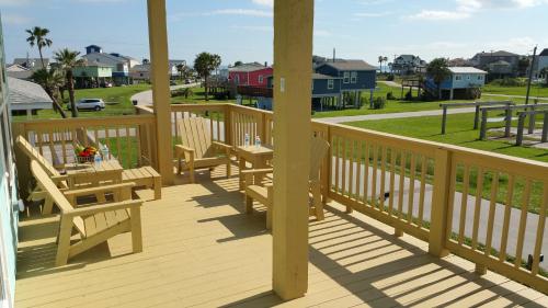 PRIVATE BEACH -- AWAY FROM THE CROWDS - Ocean Views -Short drive to MOODY GARDENS, SCHLITTER BAHN, PLEASURE PIER