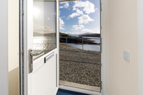Kilátás, Jetty Cottage, a self-catering cottage sitting on the jetty, with sea view in Isle Of Harris