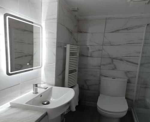 Regency apartment in central Montpellier sleeps 4 - Pass the Keys - image 5