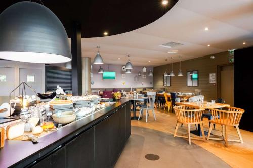 Restaurante, Premiere Classe Paris Ouest - Pont de Suresnes Hotel in La Defense