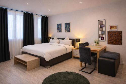 1 king bed, 1 double bed