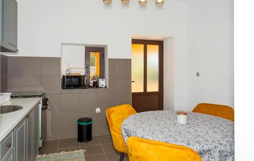 virtuve, Gorgeous Home In Desne With Wifi in Desne
