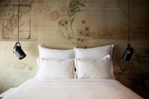 Anise Aluma Athens, Tapestry Collection by Hilton Room Type - Queen Room