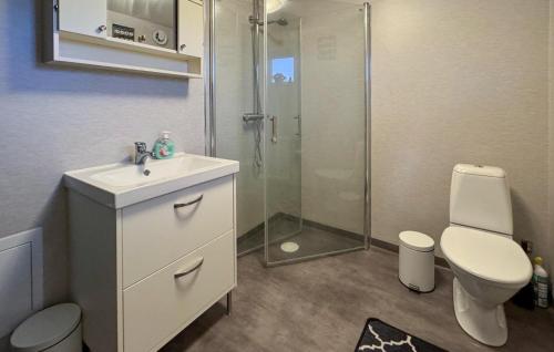 卫浴间, 2 Bedroom Gorgeous Home In Borgholm in 科平维克