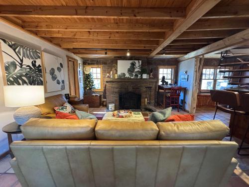 Cozy Route 66 Cabin with Hot Tub in Edmond, OK in 埃德蒙