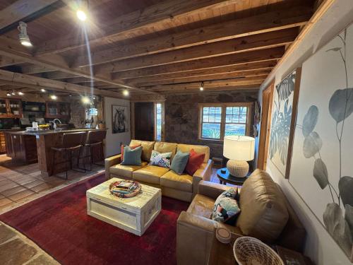 Cozy Route 66 Cabin with Hot Tub in Edmond, OK in 埃德蒙