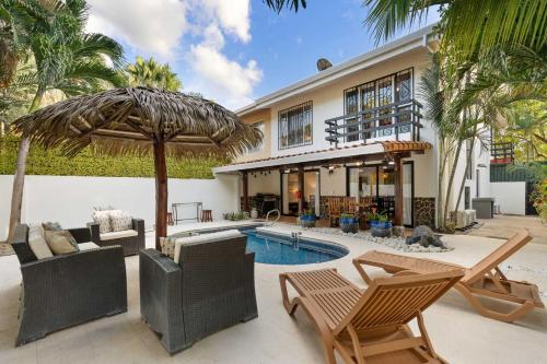 Spacious Home with Private Pool & Covered Patio Near the Beach – khách sạn tại Potrero