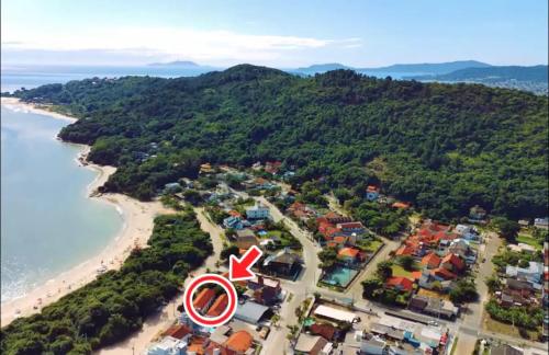 Sobrado aconchegante em frente a melhor praia de Florianopolis in Praia de Daniela