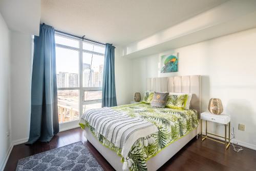 Panoramic 2 Bedroom Condo with Terrace Fort York Downtown Toronto – khách sạn tại Trinity - Niagara