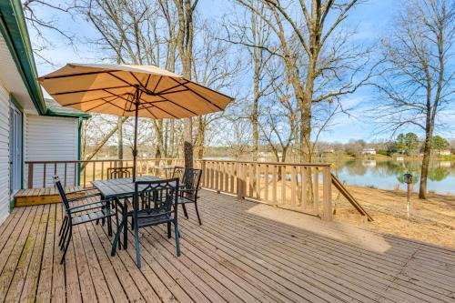 Lakefront Home with Yard and Deck in North Little Rock in Jacksonville (AR)