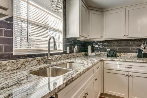 Lakefront Home with Yard and Deck in North Little Rock in Jacksonville (AR)