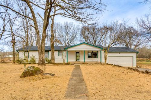 Lakefront Home with Yard and Deck in North Little Rock in Jacksonville (AR)