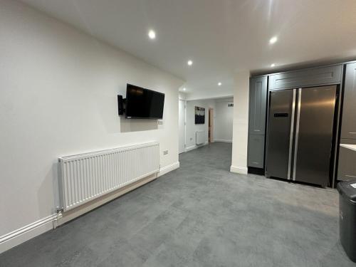 Spacious 5BR Watford Home - Sleeps 10 - Parking