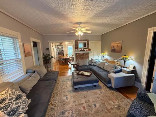 Lovely apartment with King bed, 2 twins & 2 sofas