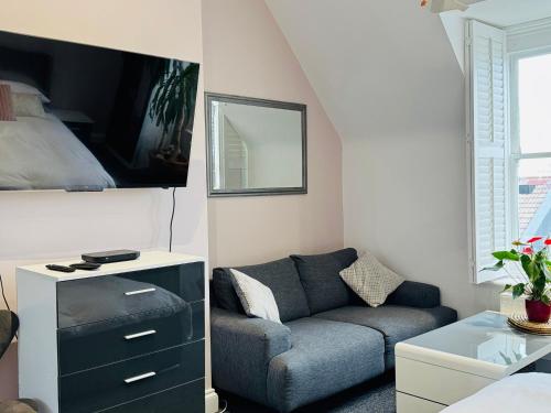 Penthouse Suite, Sea View, Close to Shops, Beach and Train 3
