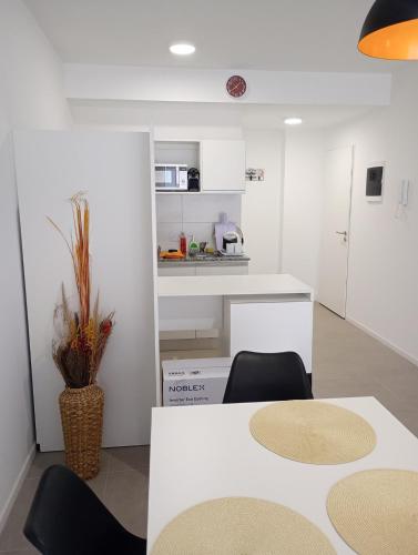 Departamento céntrico bien conectado con balcón - image 4