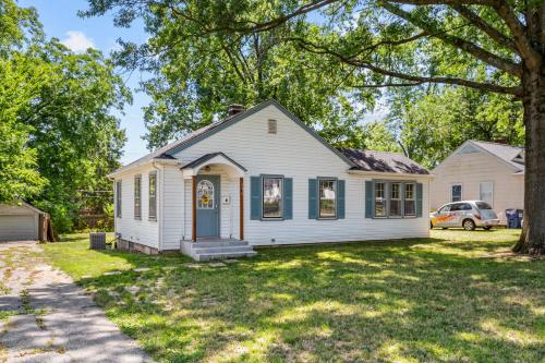 Udvendig, Sweet Cherry Escape | JZ Vacation Rentals in Warrenton (MO)