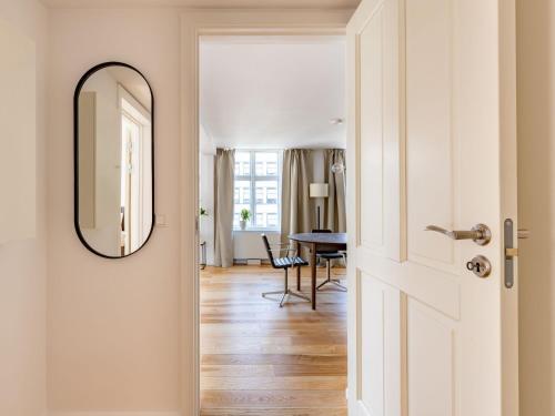 Regent 16- Bright apartment in City Center - image 11