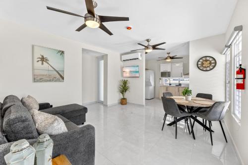 Spacious Apt with Private Balcony 2 BR -Sleeps 6 1B-HR – khách sạn tại Hato Rey Central