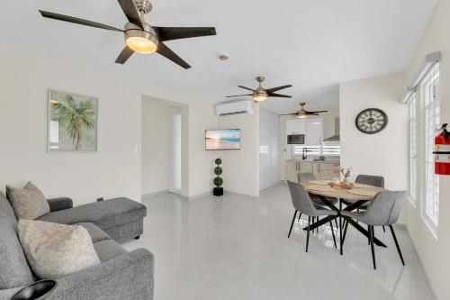 Cozy Retreat with Private Balcony 2 BR -Sleeps 6 - 2B-HR