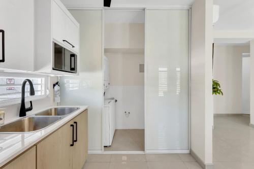 Newly Remodeled 2BR Apartment - Sleeps 6 - 1A HR - image 4