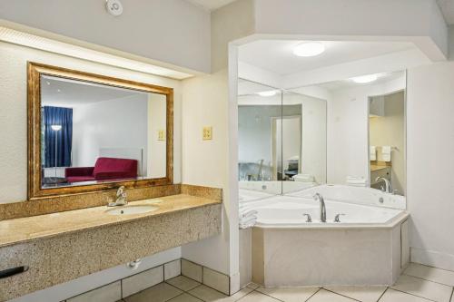 Stayable Suites Lakeland - image 12