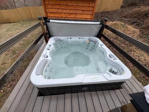 . Quiet Cottage In The Woods, with Hot Tub!