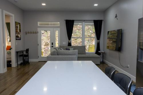 Creekside Guest House Mountains And Relax to the soothing sound of the creek in 米斯河(NC)