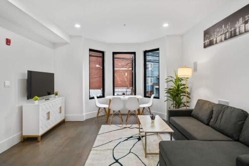 2BR Modern Urban Escape Balcony Sleeps 6 - image 3