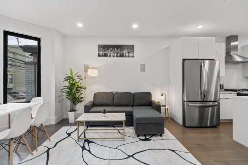 2BR Modern Urban Escape Balcony Sleeps 6 - image 7