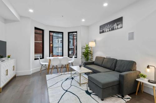 2BR Modern Urban Escape Balcony Sleeps 6 - image 4