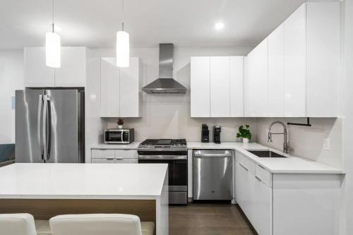 2BR Modern Urban Escape Balcony Sleeps 6 - image 9