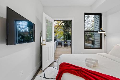 2BR Modern Urban Escape Balcony Sleeps 6 - main image