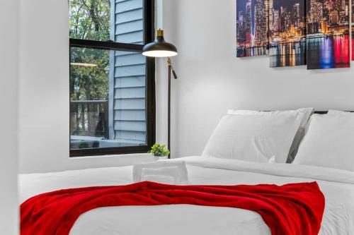 2BR Modern Urban Escape Balcony Sleeps 6 - image 11