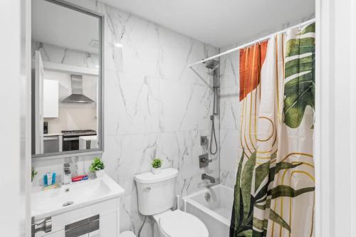 2BR Modern Urban Escape Balcony Sleeps 6 - image 5