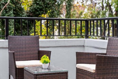 2BR Modern Urban Escape Balcony Sleeps 6 - image 12
