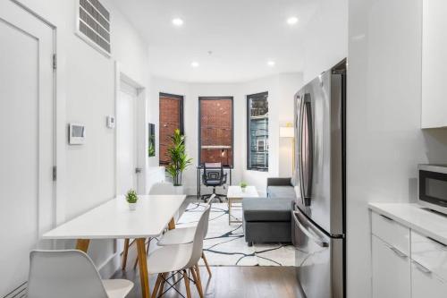 2BR Bright & Modern Urban Base Near Manhattan - image 8
