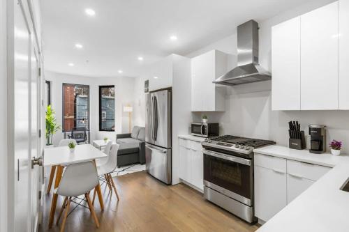 2BR Bright & Modern Urban Base Near Manhattan - image 5