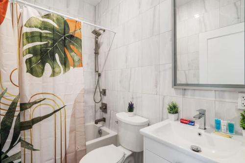 2BR Bright & Modern Urban Base Near Manhattan - image 10
