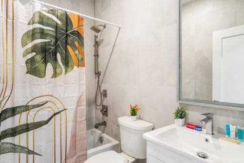 2BR Bright & Modern Urban Base Near Manhattan - image 6
