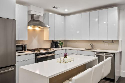 Luxury Stay Minutes from Manhattan Modern 2BR - image 11