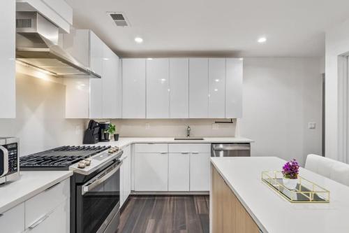 Luxury Stay Minutes from Manhattan Modern 2BR - image 5