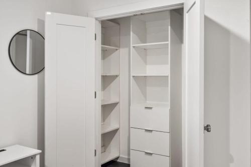 Luxury Stay Minutes from Manhattan Modern 2BR - image 2