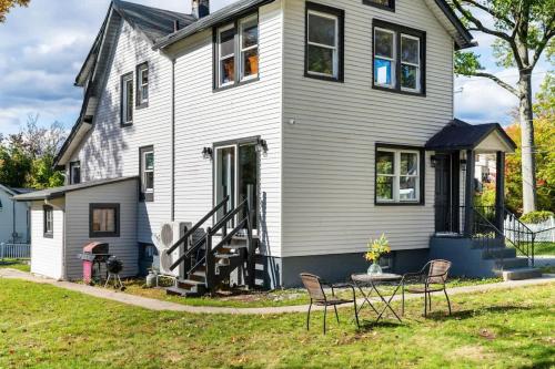 4BR Home Minutes to NYC Time Square in 提內克