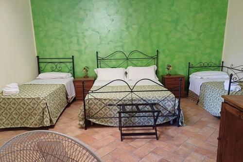 1 queen bed, 2 twin beds