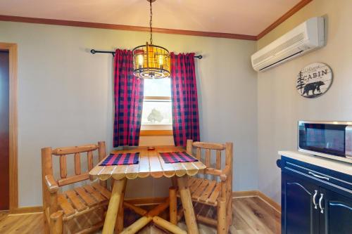 Blue Line Resort Cabin #1 in Carbondale, USA