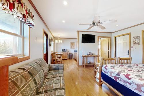 Blue Line Resort Cabin #2 in Carbondale, USA