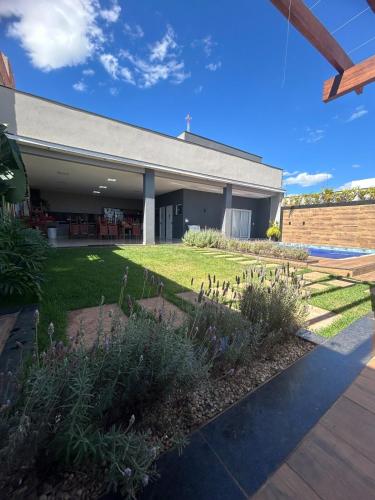 花園, Refúgio Privativo com Piscina Aquecida, Jacuzzi e Área Gourmet na Cidade (Refugio Privativo com Piscina Aquecida, Jacuzzi e Area Gourmet na Cidade) in 弗朗卡