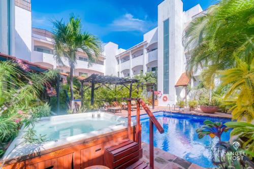 Ideal Group Getaway 4 blocks to the Beach & Pool